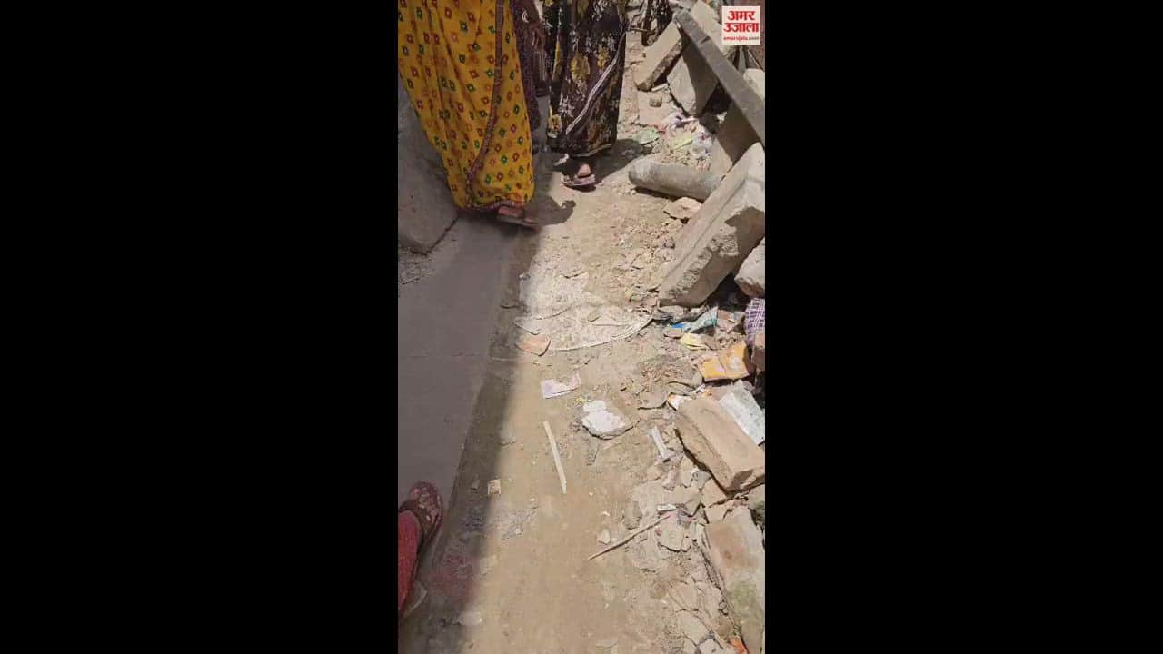 VIDEO : Women protested and stopped the JE of Jalkal from starting the work