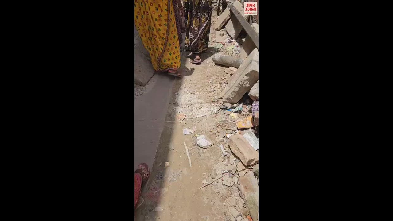 VIDEO : Women protested and stopped the JE of Jalkal from starting the work