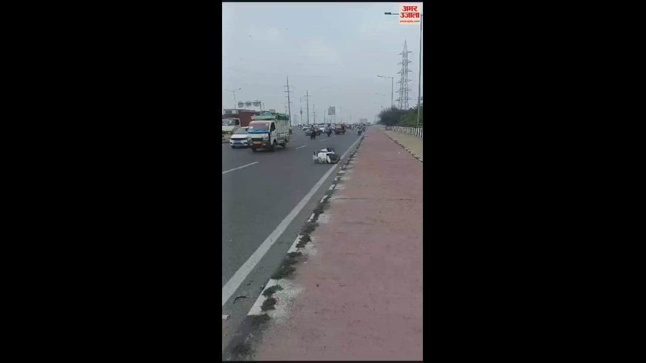 VIDEO : गाजियाबाद में चलती स्कूटी में अचानक उठने लगा धुआं, लगी आग... दमकलकर्मी बनें रक्षक