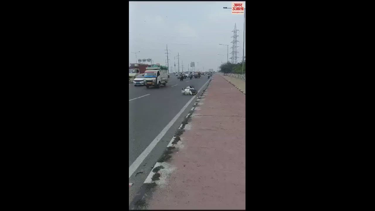 VIDEO : गाजियाबाद में चलती स्कूटी में अचानक उठने लगा धुआं, लगी आग... दमकलकर्मी बनें रक्षक