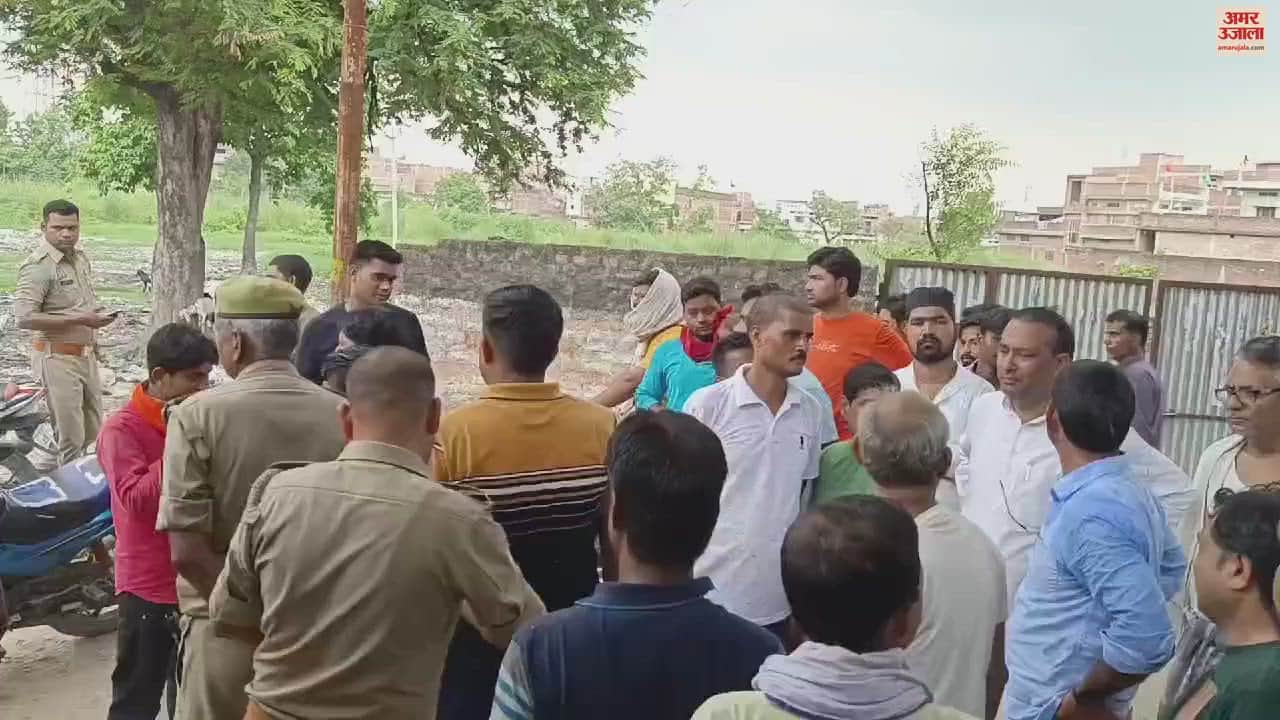 VIDEO : Two parties clashed front of revenue team in ballia sticks bricks and stones used heavily many people injured