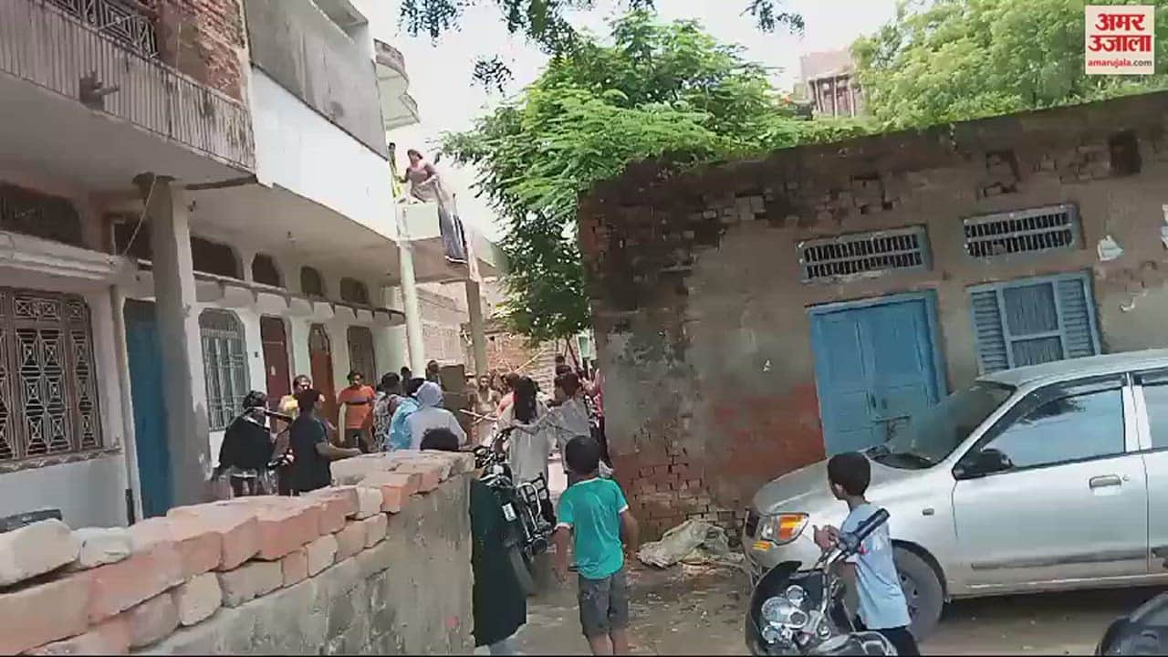 VIDEO : Two parties clashed front of revenue team in ballia sticks bricks and stones used heavily many people injured