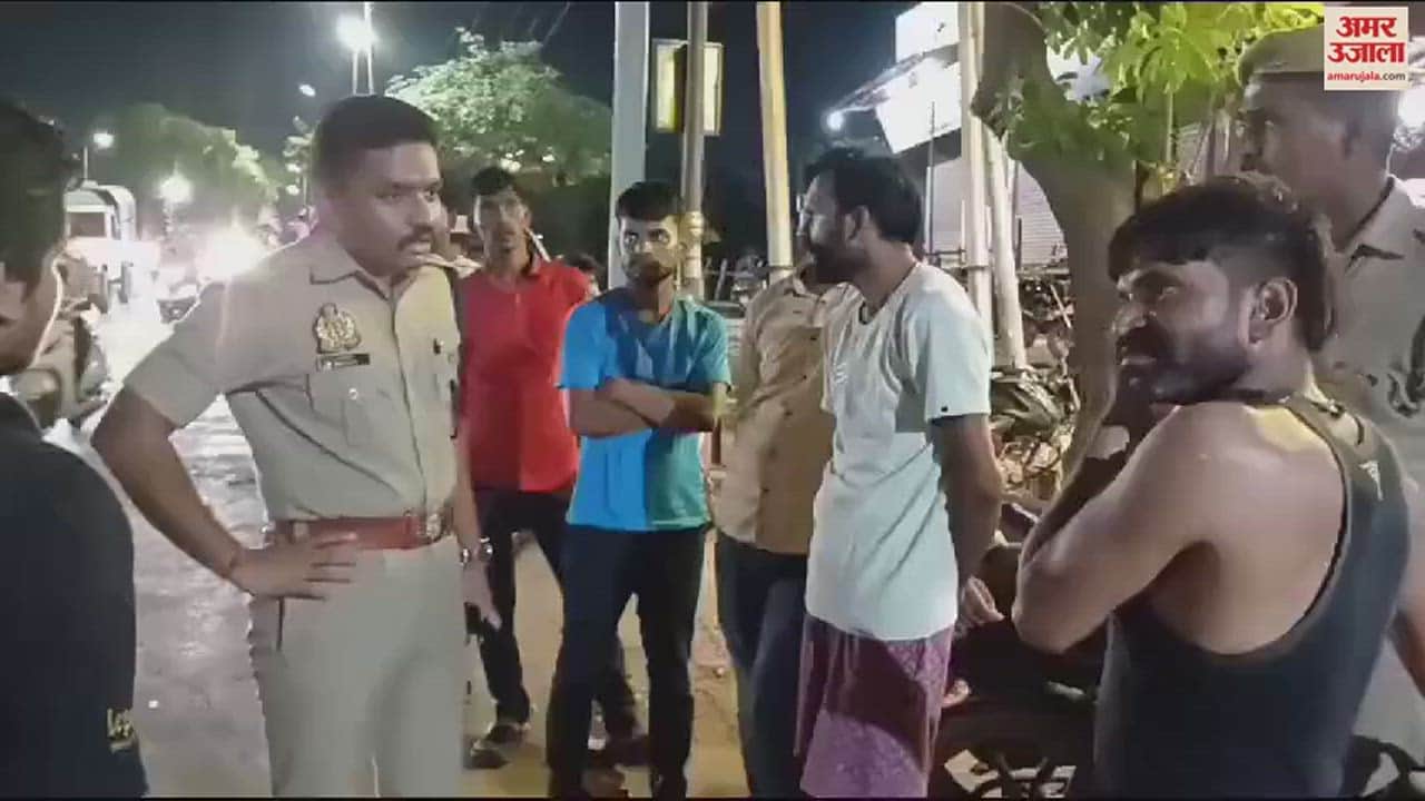 VIDEO : Youth found drinking alcohol in Varanasi action taken against Inspector Cantt