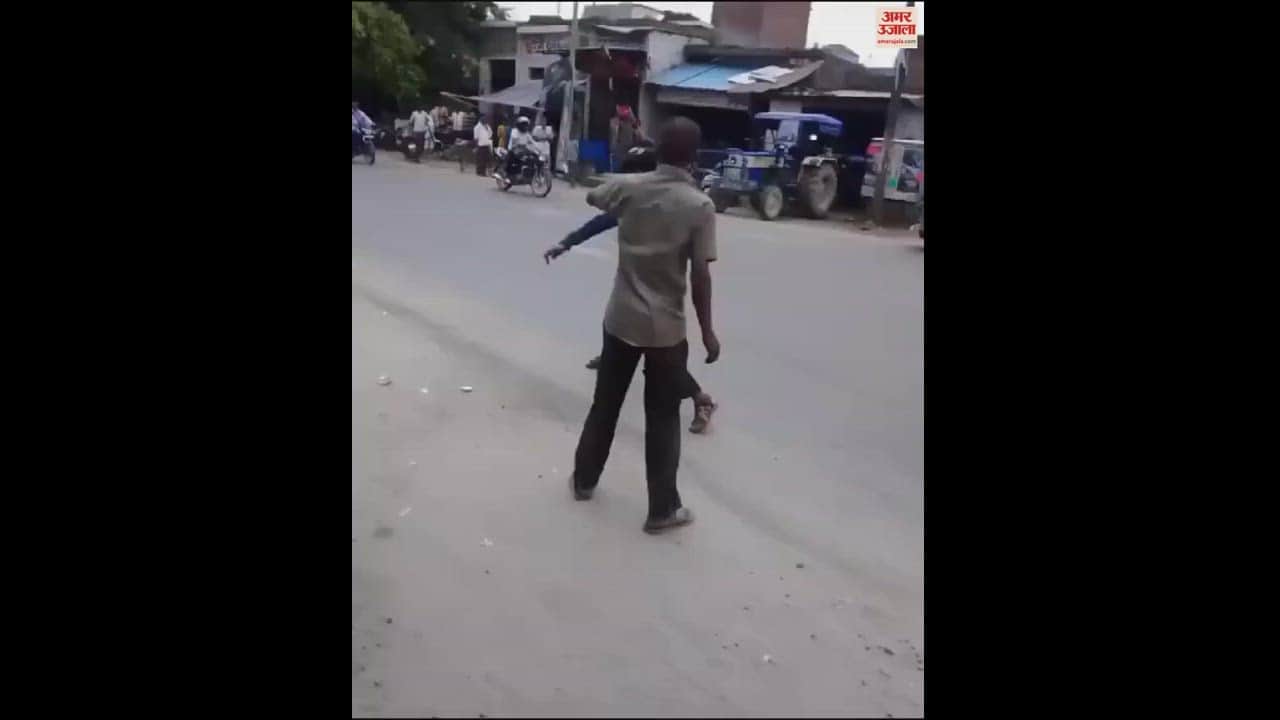 VIDEO : बदायूं के दातागंज तिराहे पर युवक को बेल्ट से पीटा, तमाशबीन बन रहे होमगार्ड