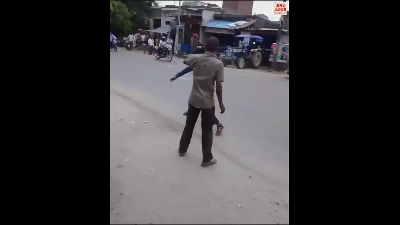 VIDEO : बदायूं के दातागंज तिराहे पर युवक को बेल्ट से पीटा, तमाशबीन बन रहे होमगार्ड