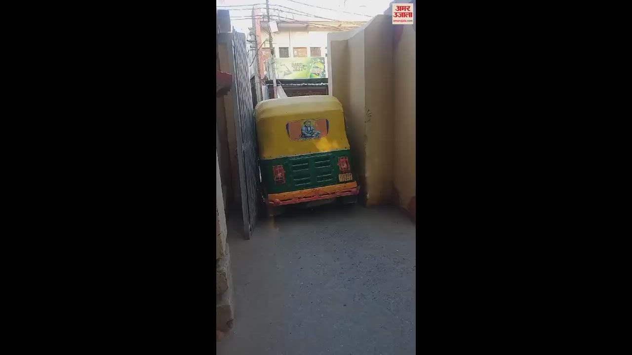 VIDEO : negligence of the auto driver in BHU campus tried to enter a small space and got stuck