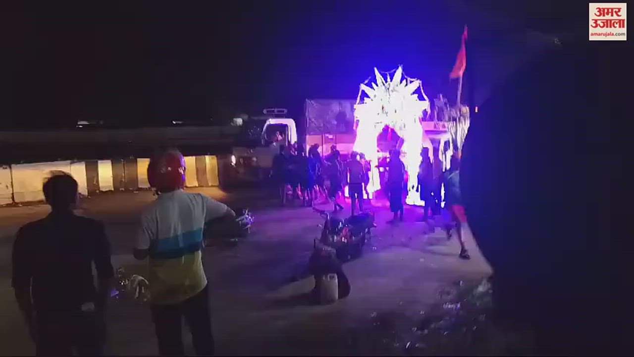 VIDEO : हरिद्वार में कांवड़ियों ने ट्रक से हल्की टक्कर लगने पर चालक को पीटा, वाहन में की तोड़फोड़