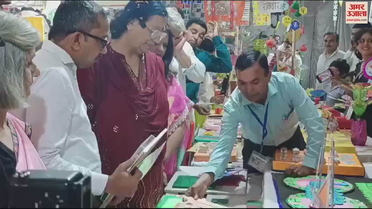 Karnal: Education Minister visited the exhibition, took selfie with children