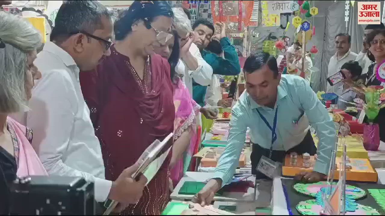 Karnal: Education Minister visited the exhibition, took selfie with children