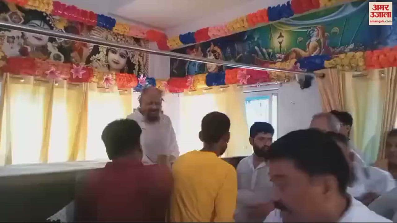 VIDEO : Guru Purnima Heads bowed devotees thronged Paramhans Devraha Hans Baba Ashram and Vindhyadham