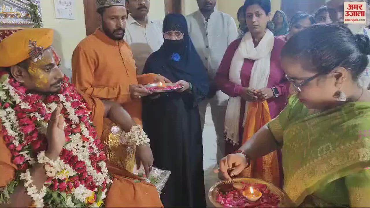 VIDEO : Muslim women celebrated Guru Purnima festival in varanasi performed aarti of Mahant Balakdas
