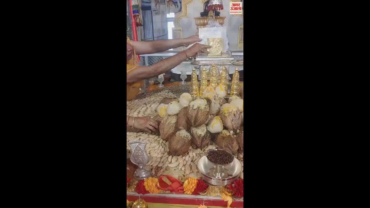 VIDEO : welfare of the world Jain community offered almonds and hundreds of coconuts to God in varanasi