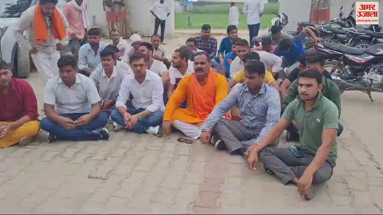 VIDEO : Bajrang Dal workers recited Hanuman Chalisa in the police station in protest against the lack of action in Sambhal