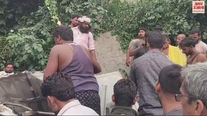 VIDEO : Truck overturned ditch in mirzapur driver died conductor saved his life body taken out cutting cabin