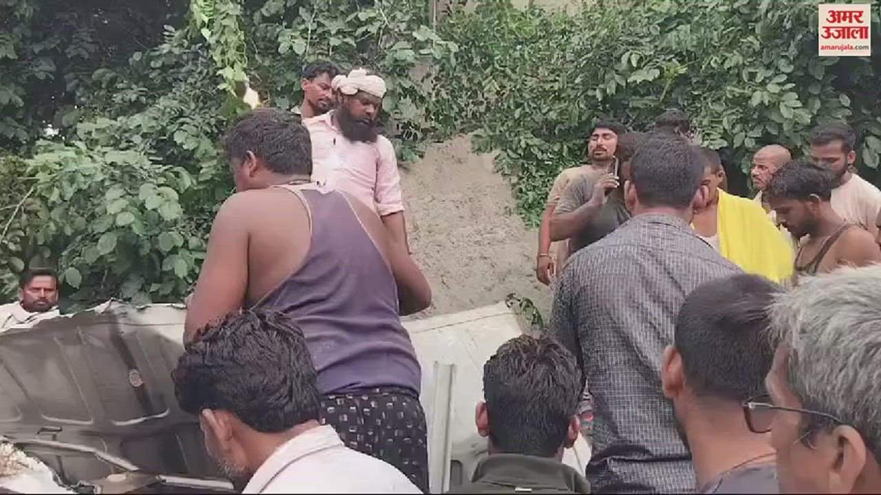 VIDEO : Truck overturned ditch in mirzapur driver died conductor saved his life body taken out cutting cabin