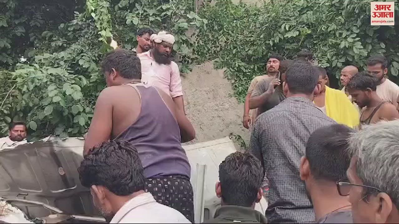 VIDEO : Truck overturned ditch in mirzapur driver died conductor saved his life body taken out cutting cabin