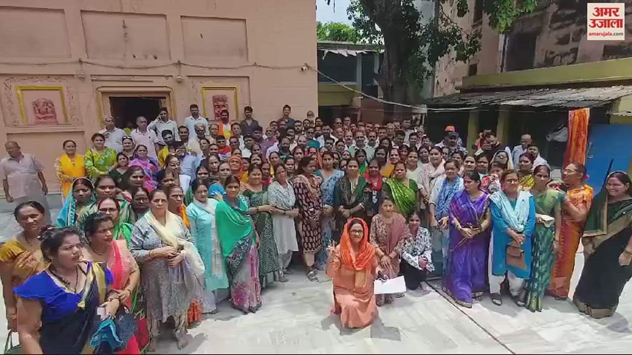 VIDEO : Ruckus outside Vishwanath temple Regular visitors expressed displeasure