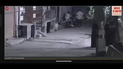 VIDEO : दिल्ली में किशोर पर चाकू से ताबड़तोड़ वार कर उतारा मौत के घाट, सीसीटीवी में कैद हुई घटना
