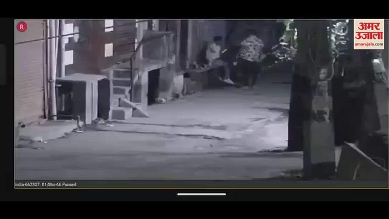 VIDEO : दिल्ली में किशोर पर चाकू से ताबड़तोड़ वार कर उतारा मौत के घाट, सीसीटीवी में कैद हुई घटना