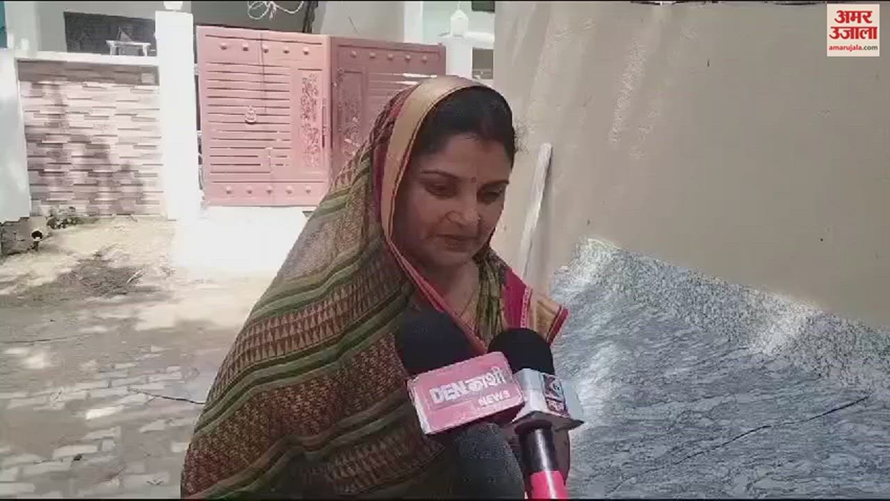 VIDEO : miscreant escaped after snatching chain from woman neck in varanasi chased her long time bike