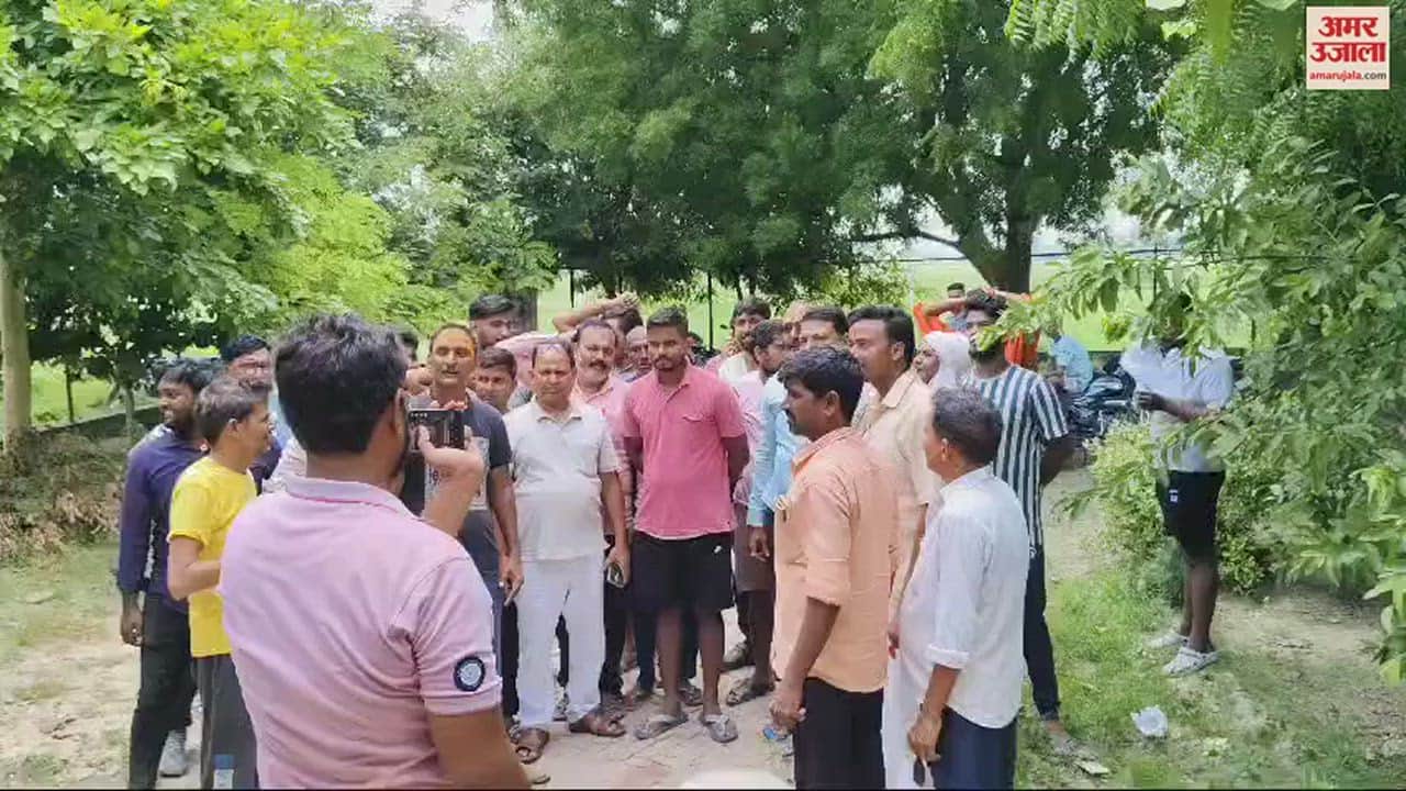 VIDEO : Electricity problem former BJP minister village in jaunpur consumers protest power house