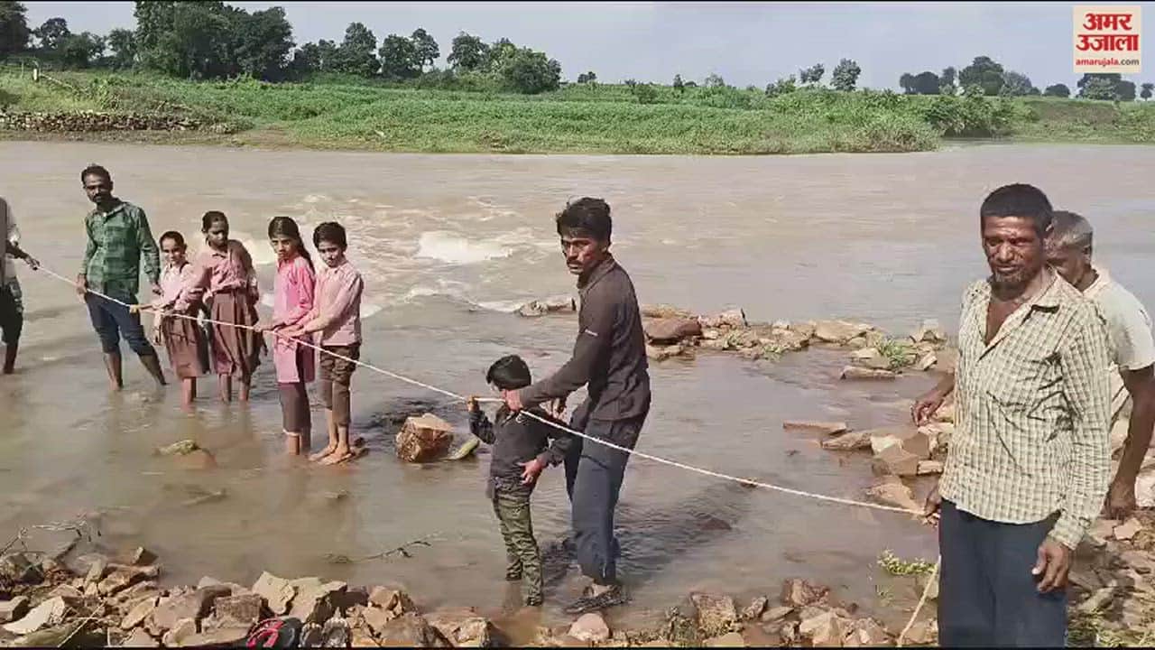 VIDEO : 23 साल से रस्सी के सहारे नदी पार कर रहे हैं यूपी के इस गांव के लोग