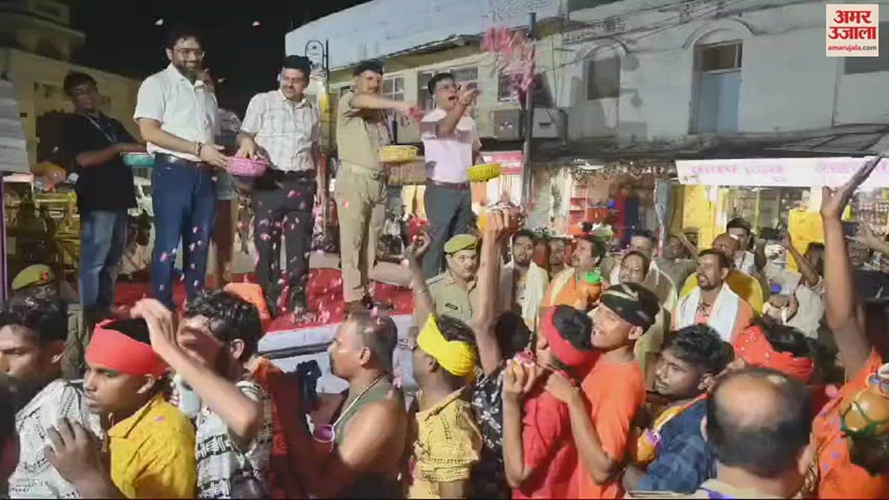 VIDEO : Second Monday of Sawan Shiva devotees welcomed with flower shower Har Har Mahadev Vishwanath Dham opened