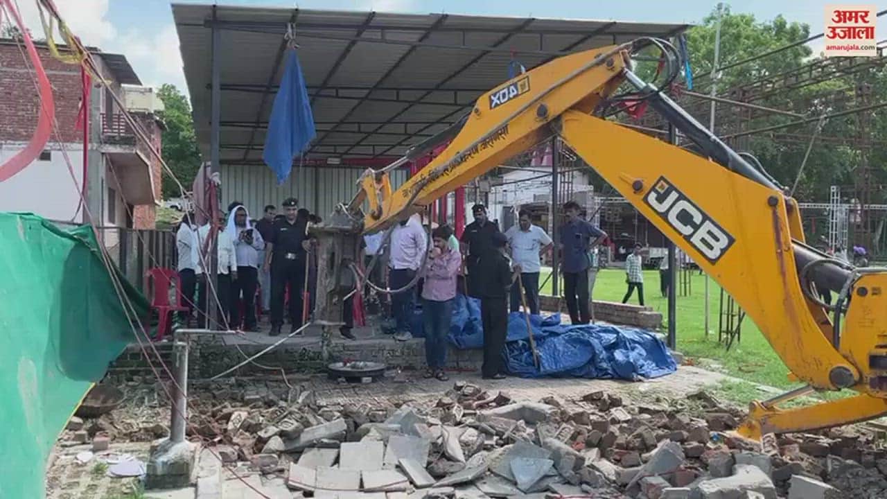 VIDEO : VDA team demolishing the garden built on the banks of Varuna river