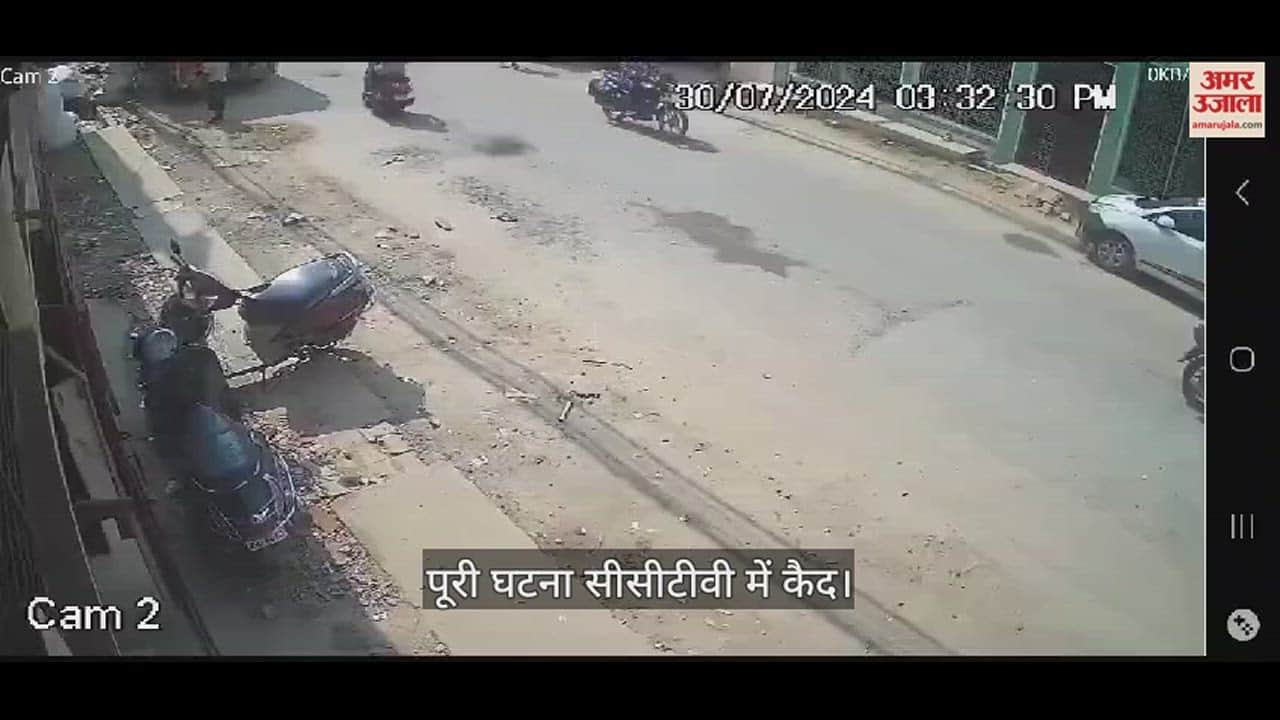VIDEO : Uncontrolled truck crushes elderly man in Kidganj, also crushes three two-wheelers