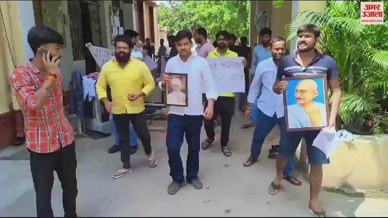 VIDEO : Demonstration at the examination controller's office demanding preference in PhD admission