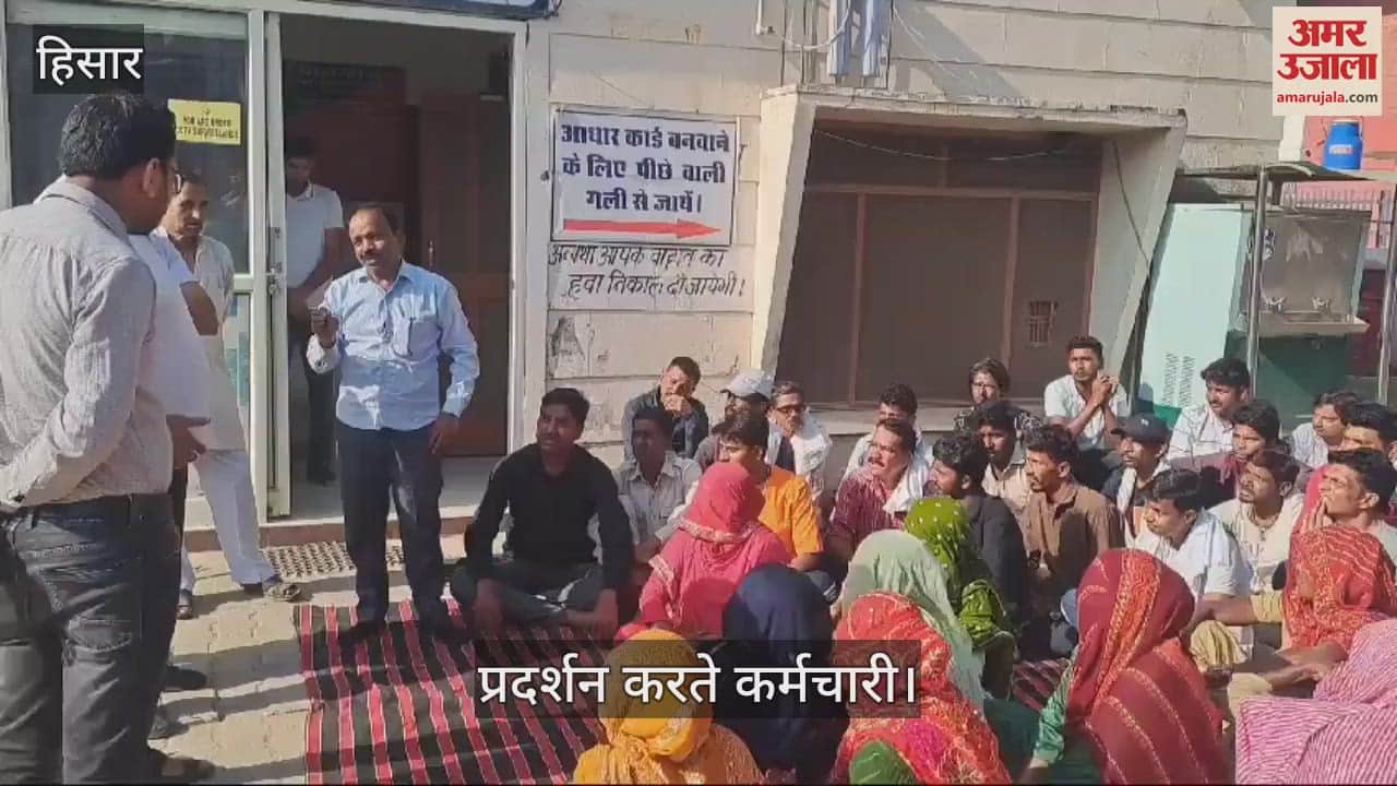 VIDEO : Sweeper workers stage protest against misbehavior of councillor in Uklana Mandi