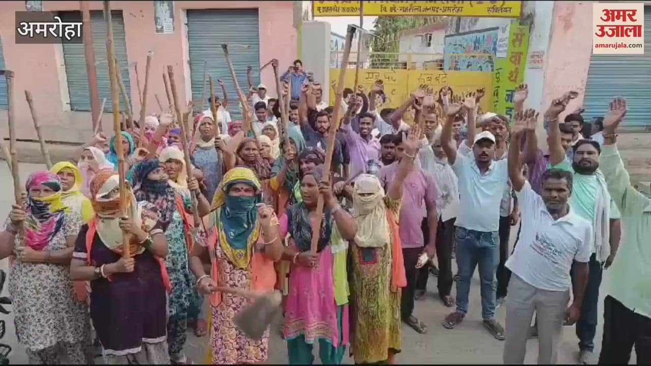 VIDEO : Safai Karamchari Union angry due non-payment of salary, protested in front of municipal office Gajraula