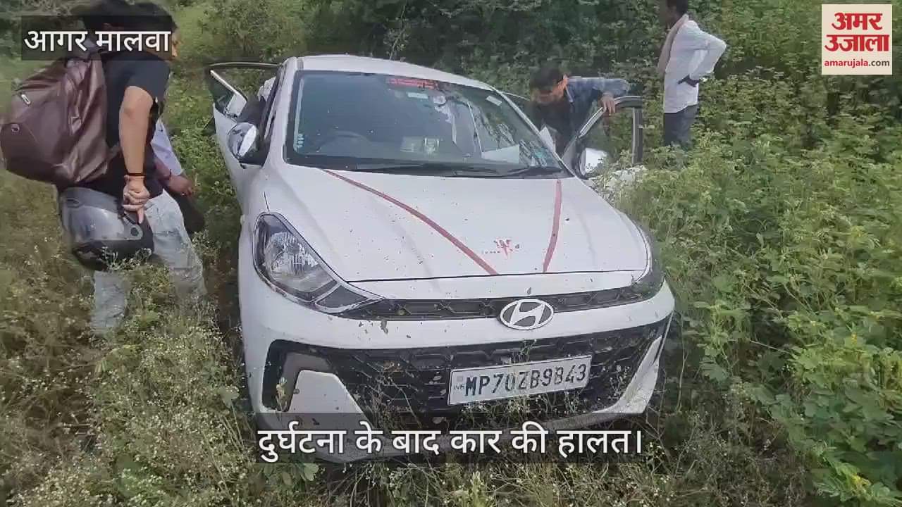 02 people traveling in car died, 3 people injured due to collision with unknown vehicle