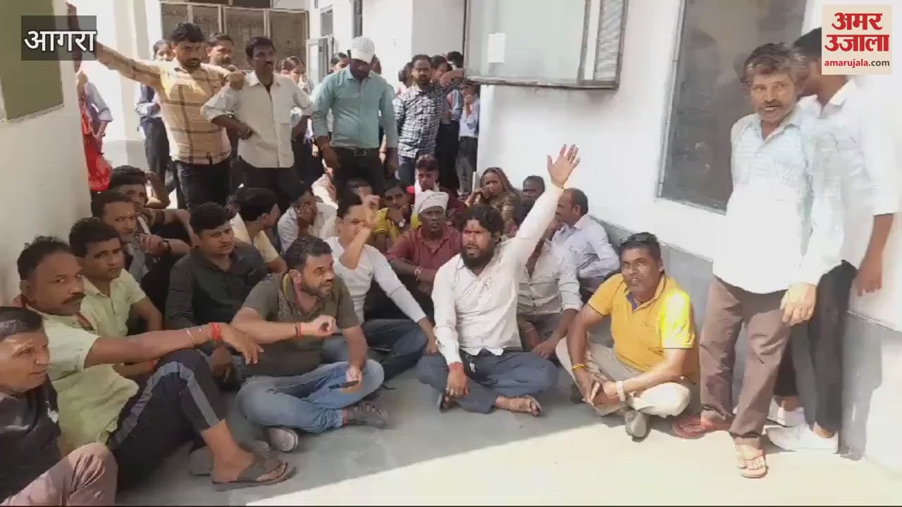 VIDEO : दिवाली से पहले आगरा कॉलेज के संविदा कर्मचारी वेतन के लिए परेशान, प्राचार्य कार्यालय पर दिया धरना