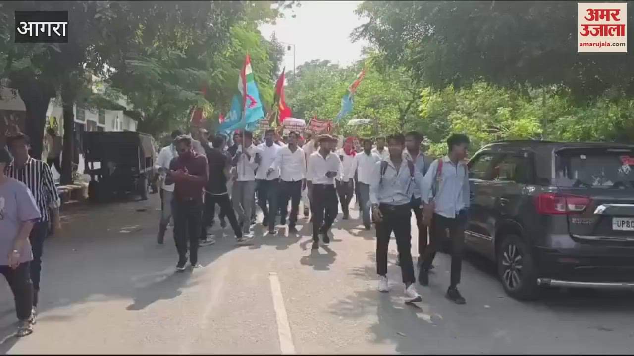 VIDEO : आगरा विश्वविद्यालय में हंगामा: सपा छात्र सभा और एनएसयूआई ने किया जोरदार प्रदर्शन, विवि के तोड़े ताले