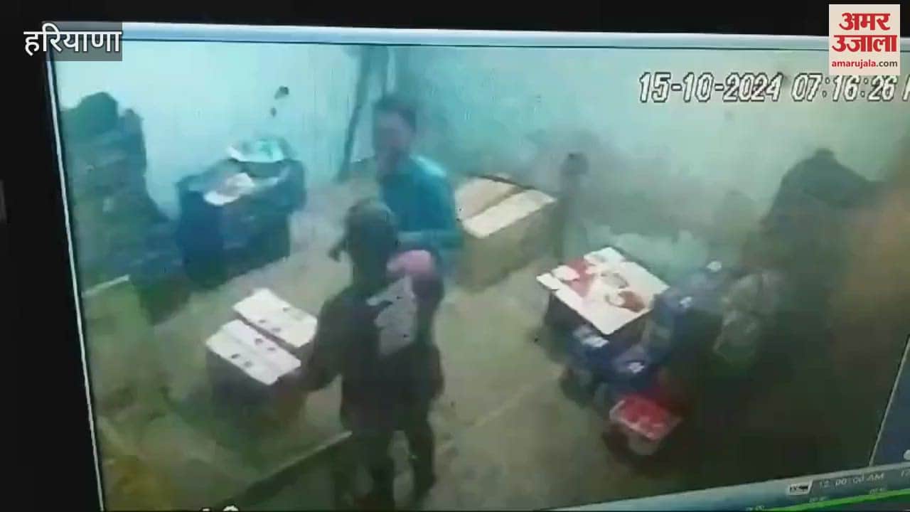 VIDEO : थूक लगाकर सेब बेचने वाले युवक की धुनाई