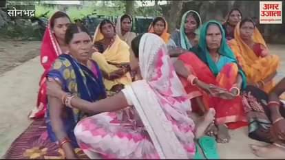 VIDEO : Reunite my son Find and bring No clue found about son missing for four months mother sits on dharna