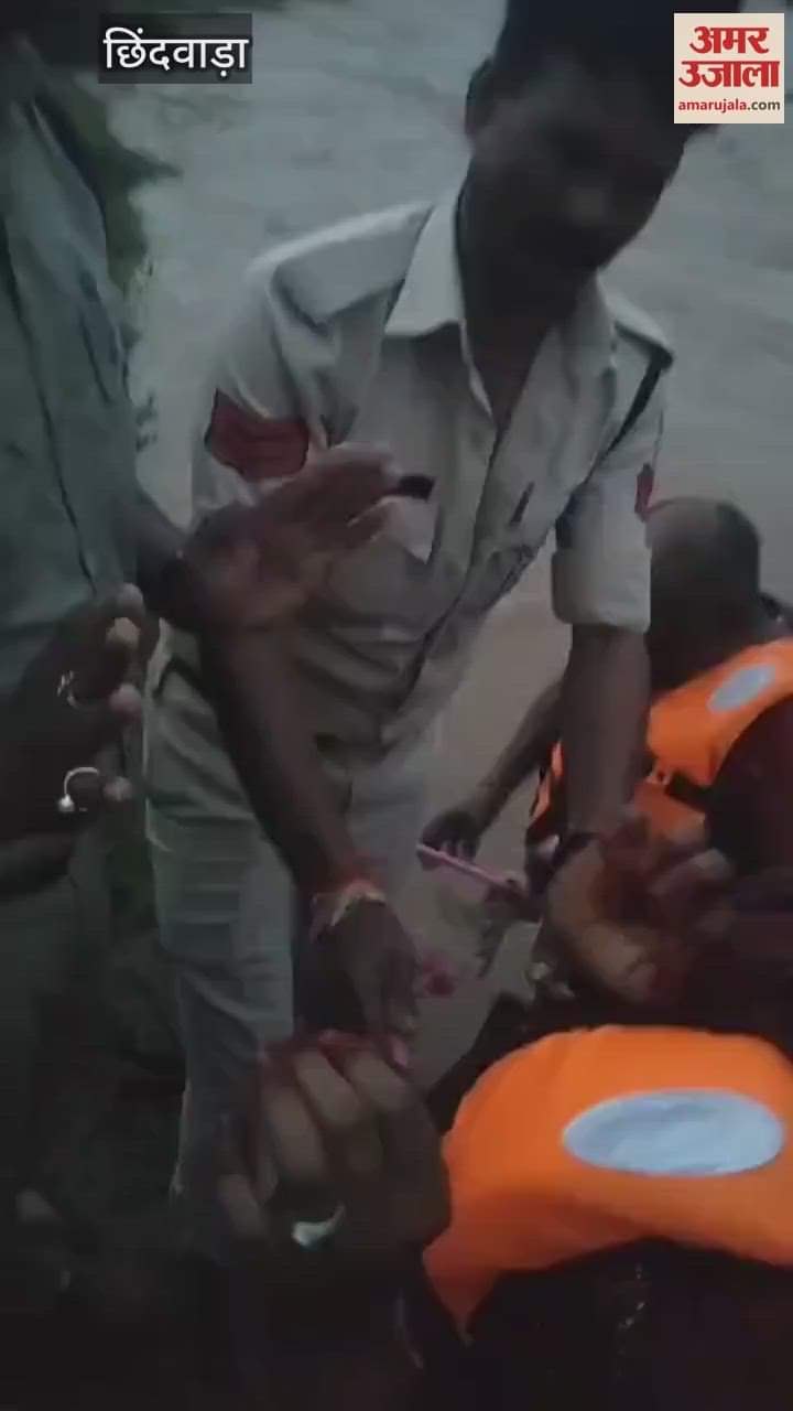 Chhindwara News girl got stuck in middle of river while taking a selfie SDRF team rescued her