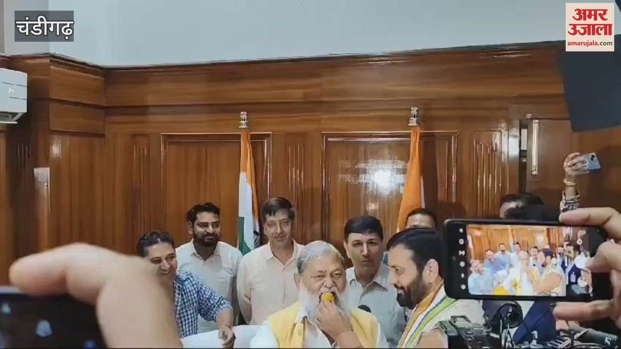 VIDEO : सीएम सैनी और अनिल विज ने एक-दूसरे को खिलाया लड्डू, गले लगे