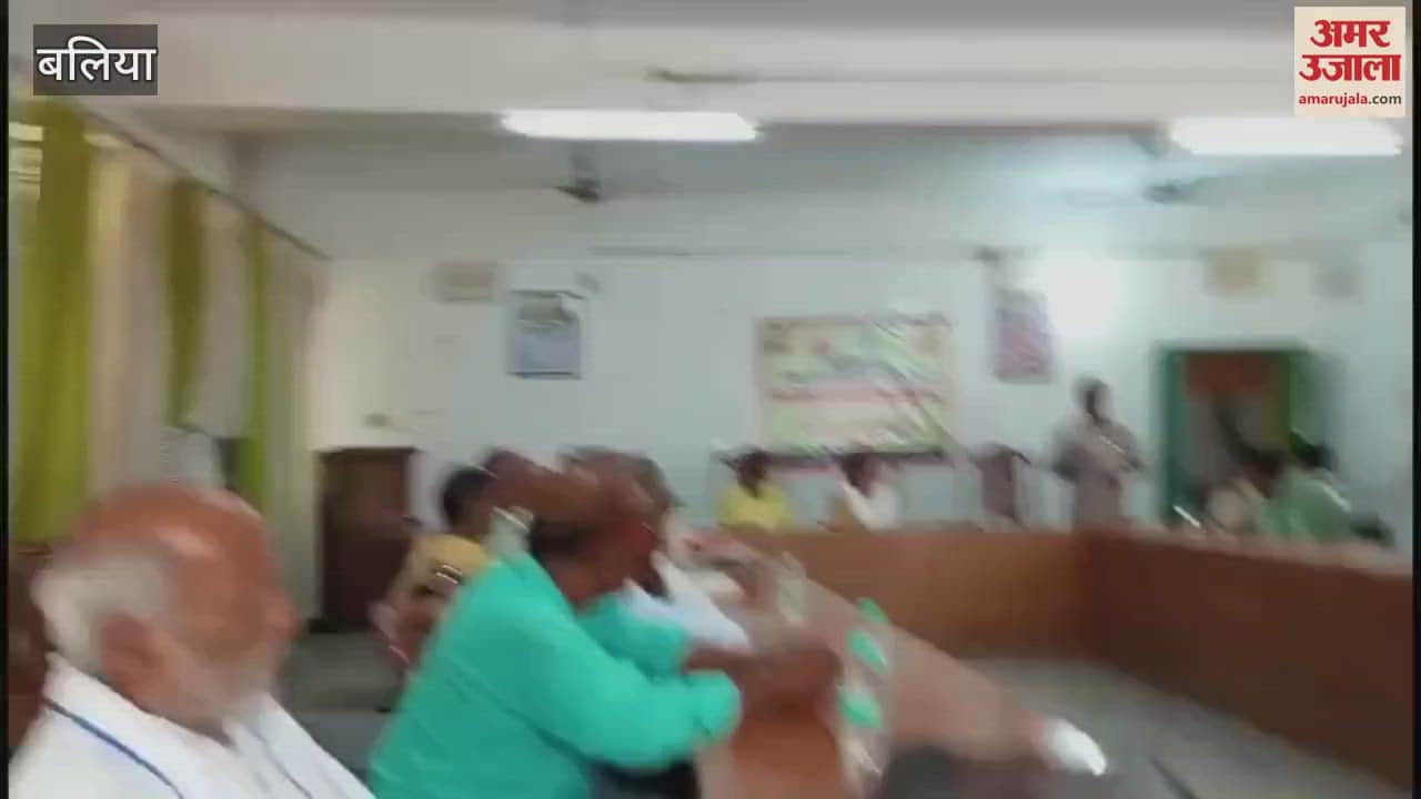 VIDEO : Farmer falls while speaking in training dies chaos ensues in program Watch live video