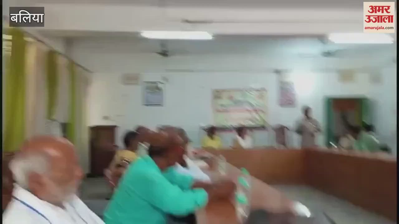 VIDEO : Farmer falls while speaking in training dies chaos ensues in program Watch live video