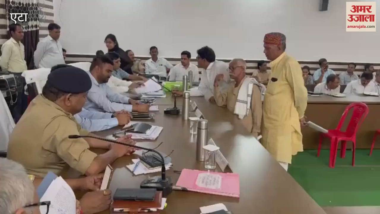 VIDEO : एटा की जलेसर तहसील में समाधान दिवस, जिलाधिकारी ने सुनीं जनता की शिकायतें
