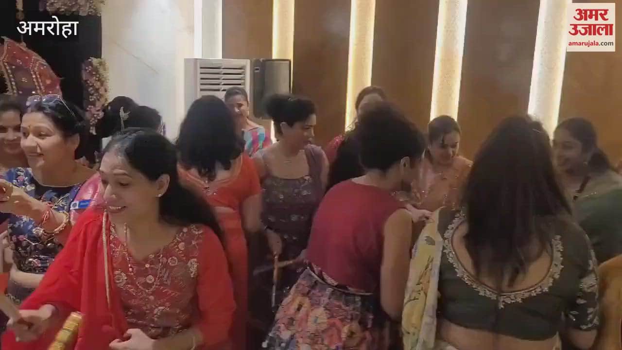 VIDEO : Members of Innerwheel Club danced to the songs in Deepotsav program, event was held in Amroha