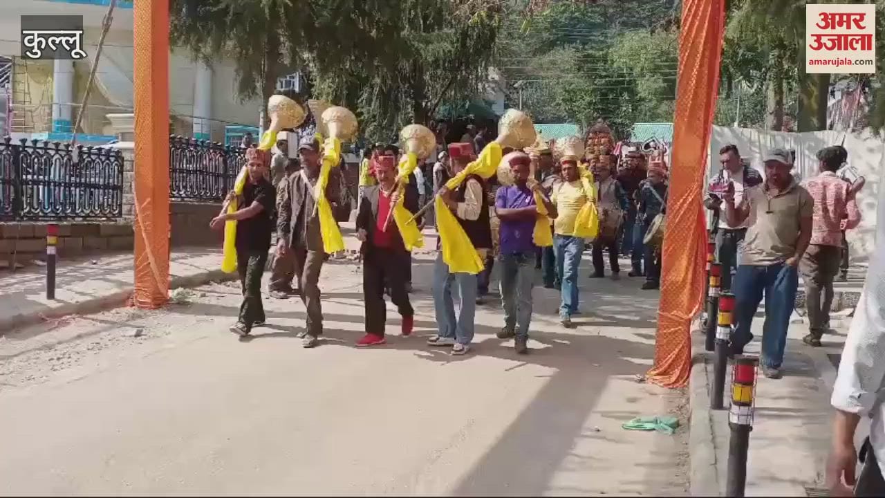 VIDEO : The deities left for the temple after morning prayers they left with the priests