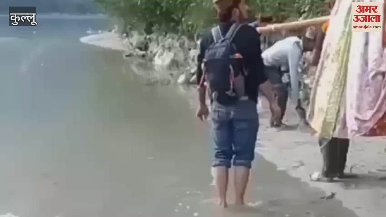 VIDEO : While returning from Dussehra festival the deity was made to cross knee-deep water