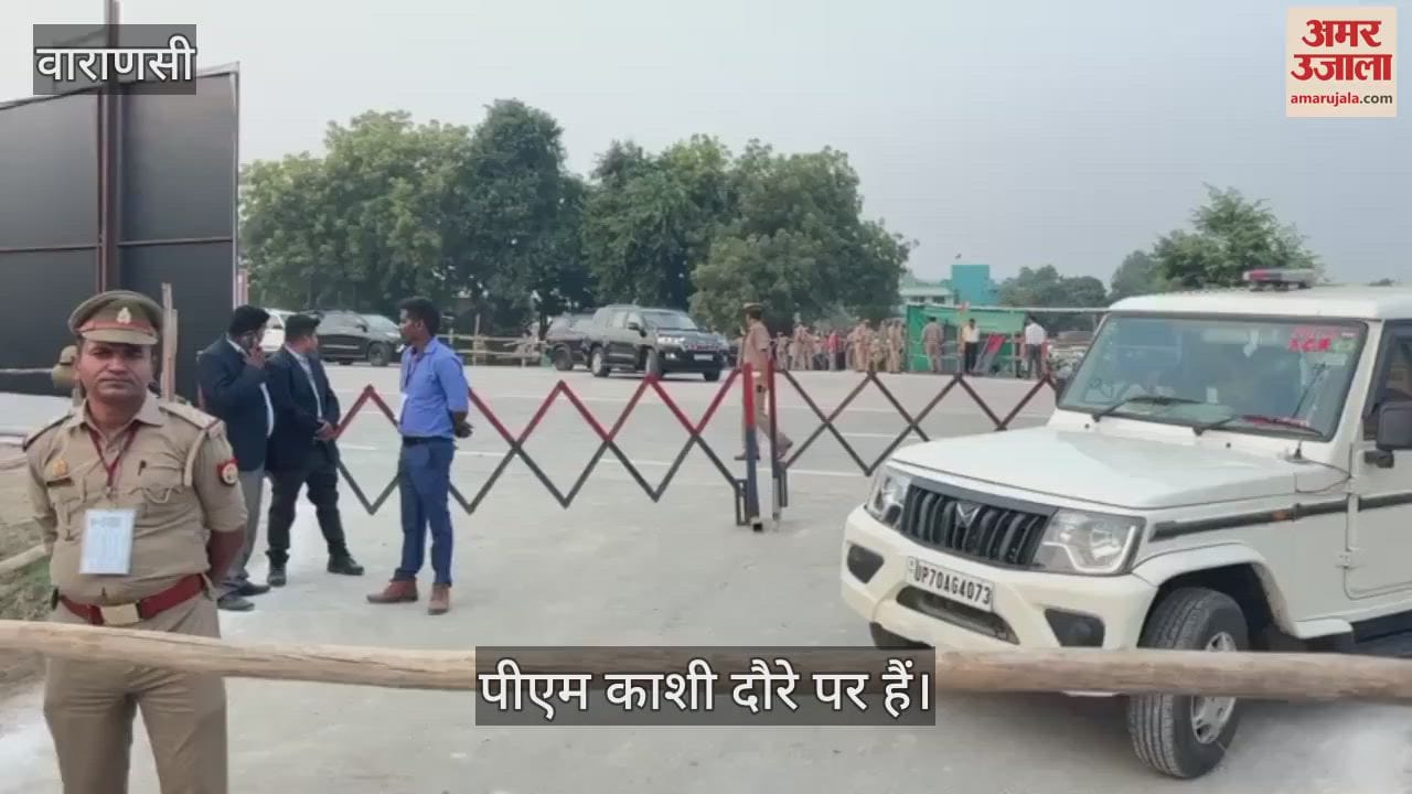 VIDEO : PM is on Kashi tour watch the video of PM riding in a black car
