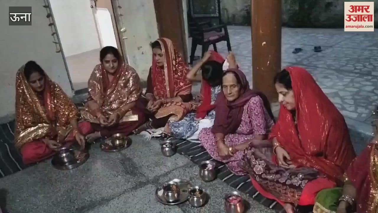 VIDEO : Women observing fast worshipped Ganpati and Maa Karva and listened to the Karva Chauth fasting story