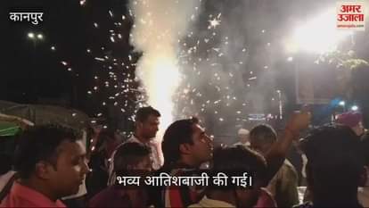 VIDEO : गुरु रामदास जी के प्रकाश उत्सव पर बांटा प्रसाद, की आतिशबाजी