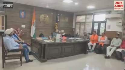 VIDEO : पठानकोट में गायों के पैर काटने के विरोध में डीसी और एसएसपी से मिले हिंदू समाज के लोग