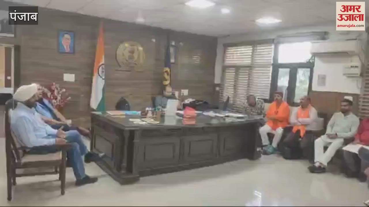 VIDEO : पठानकोट में गायों के पैर काटने के विरोध में डीसी और एसएसपी से मिले हिंदू समाज के लोग